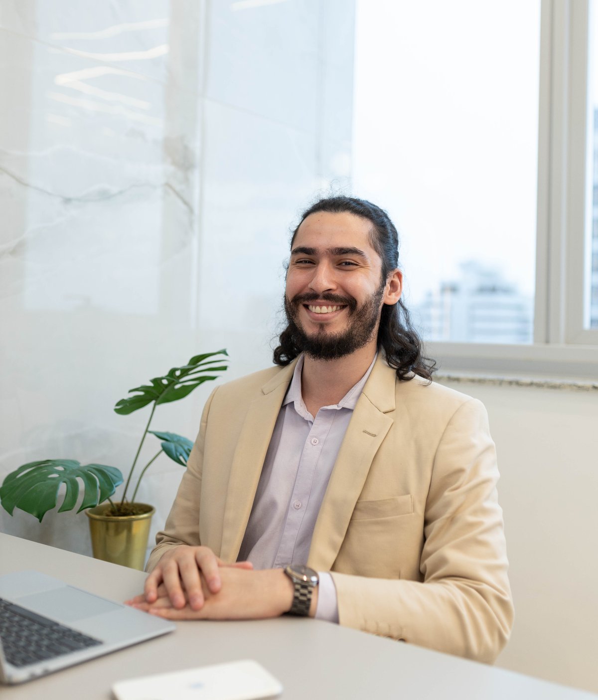 Dr. Igor Ferreira, médico psiquiatra, no consultório em Goiânia